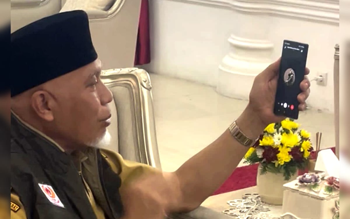 Gubernur Mahyeldi sedang video call dengan Bupati Mentawai Rinto Wardana,  Senin (12/1/2025). (Foto Humas KONI Sumbar)